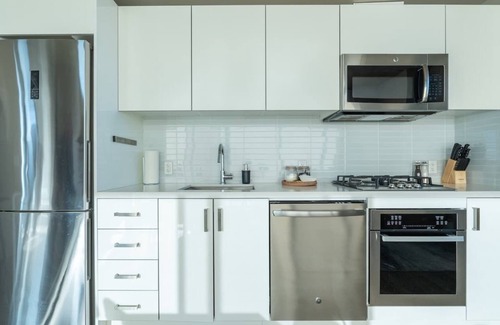 Connaught Apartment | Downtown Sunny Highrise Corner Condo | Sleeps 7