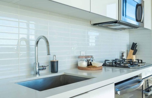 Connaught Apartment | Downtown Sunny Highrise Corner Condo | Sleeps 7