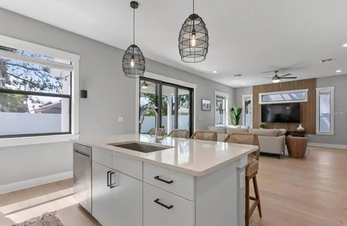 North Hyde Park Villa | Downtown Tampa 5BR/4BR with 6 Car Parking Space