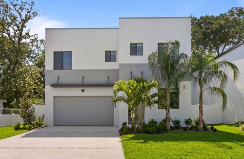 North Hyde Park Villa | Downtown Tampa 5BR/4BR with 6 Car Parking Space