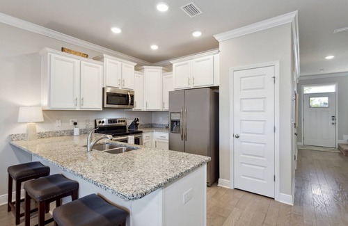 South Pensacola House | Downtown Townhome l Community Pool l Great for Families l 10 Minutes to NAS Pensacola l Fast WiFi