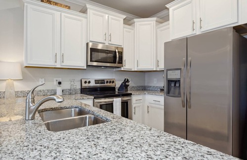 South Pensacola House | Downtown Townhome l Community Pool l Great for Families l 10 Minutes to NAS Pensacola l Fast WiFi