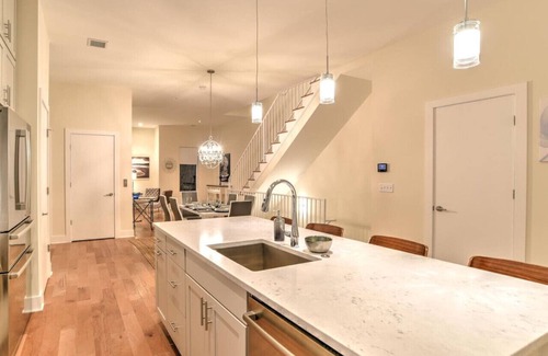 East End - Valley Street House | Downtown Townhome with Private Elevator