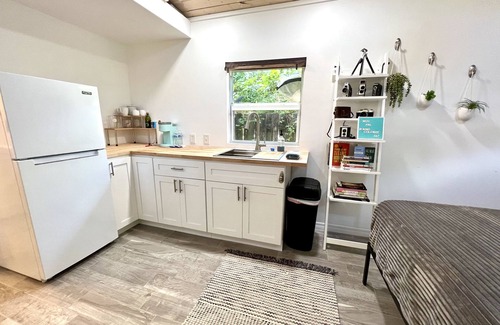 Flamingo Parks Apartment | Downtown Tropical Studio