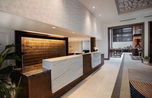 Northeast Dallas House | Downtown Urban Oasis in Dallas: Stylish Interiors & Live Entertainment