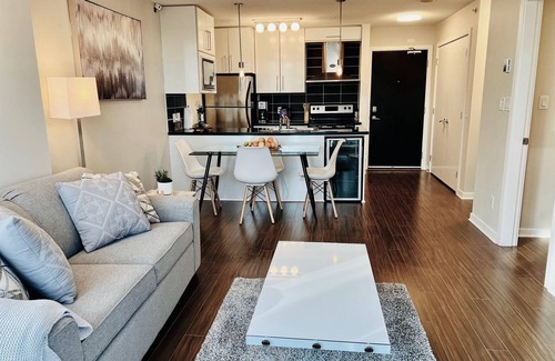Crosstown Apartment | Downtown Vancouver, 1 Bd room and den, pool, gym, free parking, skytrain, view