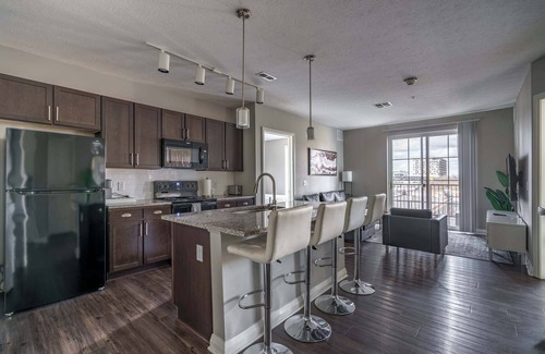 Downtown Columbus Apartment | Downtown Views from a Stylish 2BR with Balcony