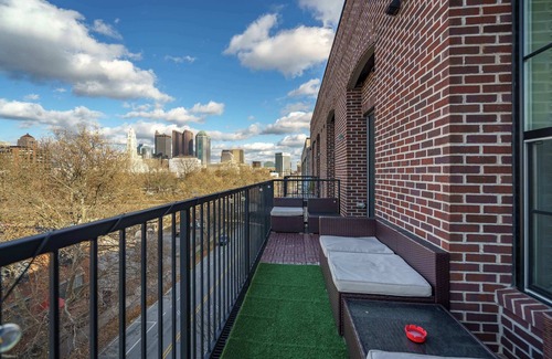 Downtown Columbus Apartment | Downtown Views from a Stylish 2BR with Balcony