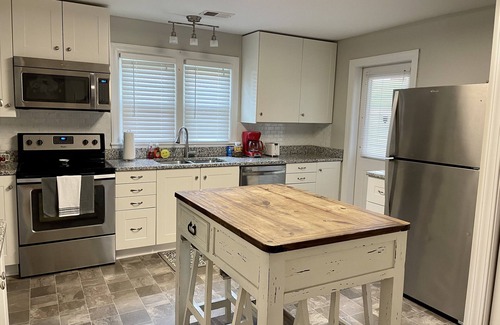 West Jefferson House | Downtown West Jefferson Cottage- 5 minute walk