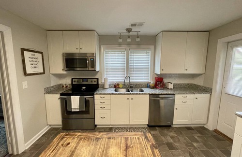 West Jefferson House | Downtown West Jefferson Cottage- 5 minute walk
