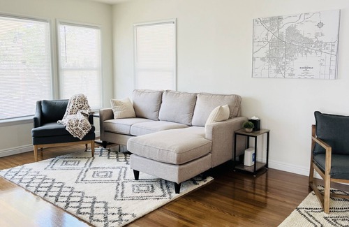 Riviera - Westchester House | Downtown Westchester with 2 en-suites