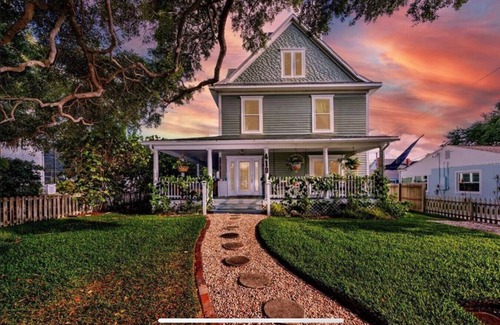 Downtown Dunedin House | Downtown whole house, Shannon Oak Manor sleep 10
