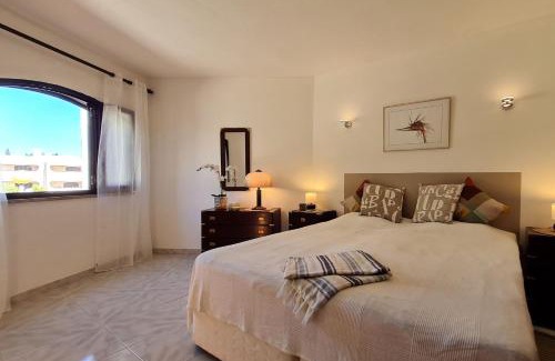 Vale de Covo Apartment | Dowtown Carvoeiro 1BDR Apart W view by LovelyStay