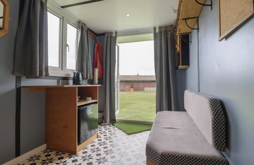 Woodbridge Cottage | DOZY DOTTY (COW SHED 4), pet friendly, with a garden in Campsea Ashe