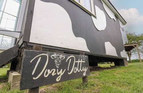 Woodbridge Cottage | DOZY DOTTY (COW SHED 4), pet friendly, with a garden in Campsea Ashe