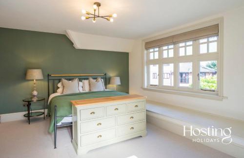 Henley House | Dragon Court - 4 Beds with Terrace Garden