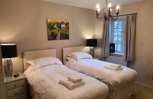 Crickhowell Hotel | Dragon Inn Crickhowell