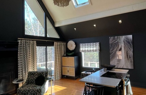 Manchester Center Cabin | Dragonfly Cottage -Luxurious Mountain View A-Frame -quiet street close to town.