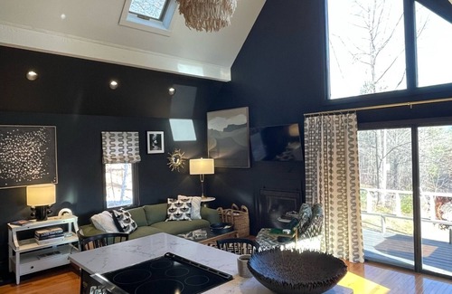 Manchester Center Cabin | Dragonfly Cottage -Luxurious Mountain View A-Frame -quiet street close to town.