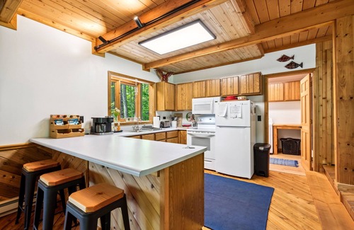 Gills Rock Cottage | Dragonfly Dell CottagenEnchanting 2-bedroom cottage in Ellison Bay