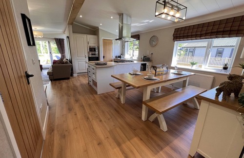 Ryther Apartment | Dragonfly Lodge - 2 Bedroom Lodge with Hot Tub