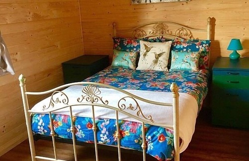 Boston Apartment | Dragonfly lodge -2BR log cabin with Lake view