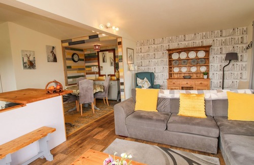 Halfway House Cottage | DRAGONFLY LODGE, pet friendly, with a garden in Minsterley