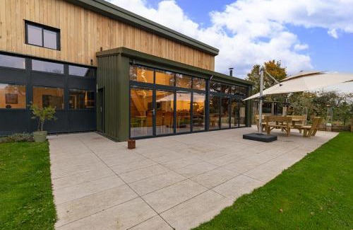 Malvern House | Dragons Barn with Hot Tub