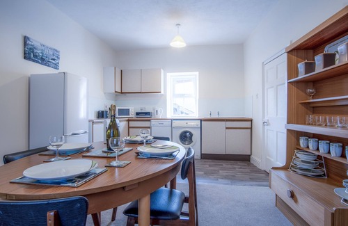 Tenby Apartment | Dragons Den - 2 Bedroom Apartment - Tenby