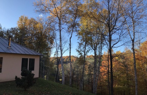 Woodstock House | Dramatic Mountain Ridge house 3 miles from village green
