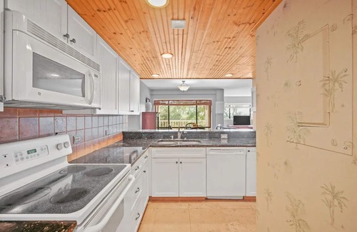 Spanish Wells Apartment | Dream condo unbeatable location