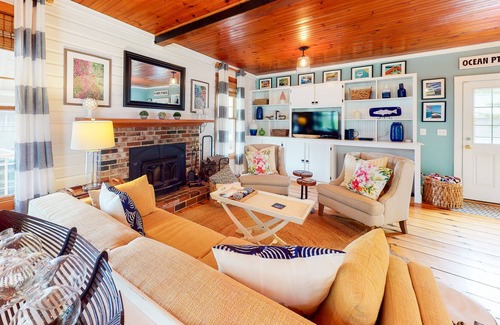 Ocean Point House | Dream cottage, with bunkhouse and ocean view, fireplace, patio, grill & WiFi