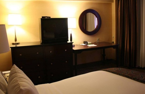 Buford Highway House | Dream Getaway! Close to Attractions - Georgia Aquarium & Zoo Atlanta!