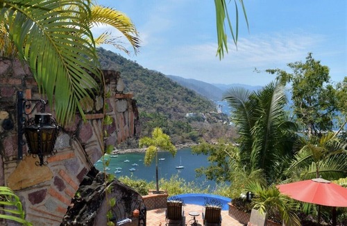 South Shore Hotel Area Villa | Dream Getaway Luxury Private Villa with Stunning Pacific Views! Dedicated Staff.