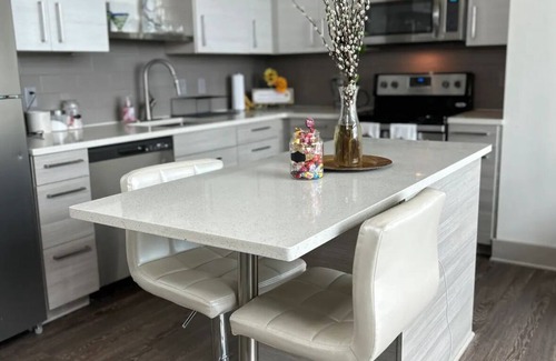 Peachtree Center Condo | Dream luxury condo in heart of Atlanta free parking