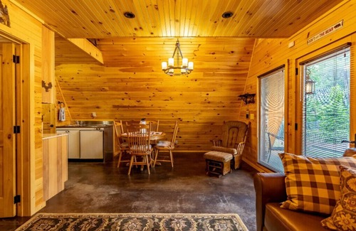 Dawson Cabin | Dream Maker Cabin w/Hot Tub - Sleeps 6