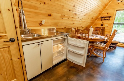 Dawson Cabin | Dream Maker Cabin w/Hot Tub - Sleeps 6