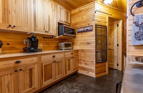 Dawson Cabin | Dream Maker Cabin w/Hot Tub - Sleeps 6