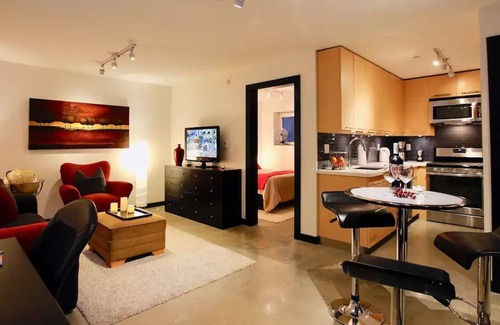 Central Lonsdale House | Dream Suite in Central Lonsdale