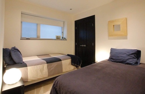 Central Lonsdale House | Dream Suite in Central Lonsdale