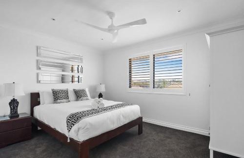 Coogee Apartment | Dream View Steps from the Beach