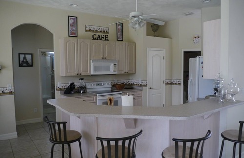 Cape Coral Villa | Dream villa, south facing on the canal, boat dock, XXL terrace with pool, quiet and central