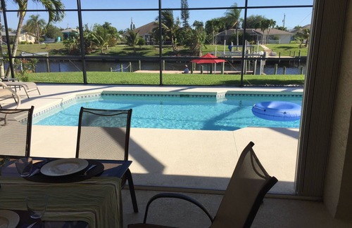Cape Coral Villa | Dream villa, south facing on the canal, boat dock, XXL terrace with pool, quiet and central