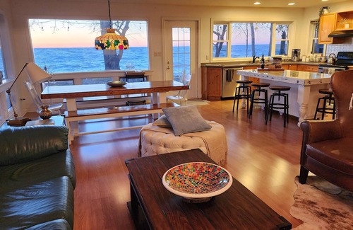 Kingsville House | Dreamcatcher Lake House