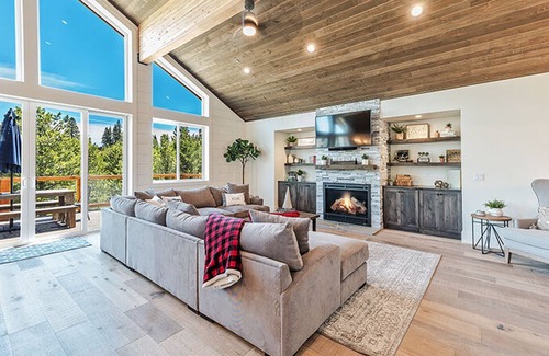 Truckee House | Dreams and Streams by Tahoe Mountain Properties