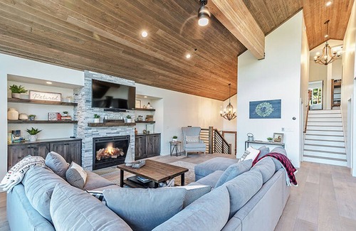 Truckee House | Dreams and Streams by Tahoe Mountain Properties
