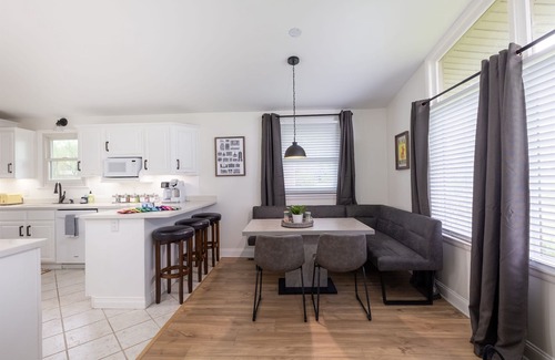 Sunset View House | Dreamwood: Mins 2 Opry, Airport & Broadway