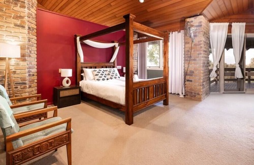 Upper Coomera House | DreamWorld Mountain View Farm Stay Family Retreat