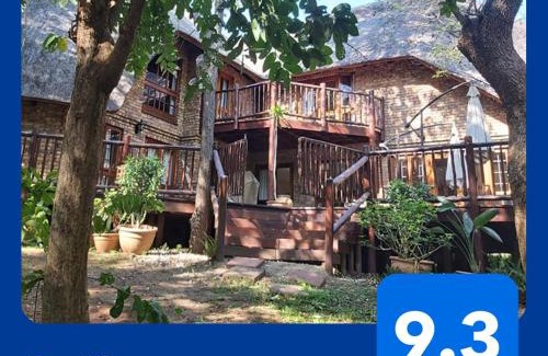 Hazyview Villa | Dreamy 3 bedroom villa on the edge of the Sabie River in Kruger Park Lodge