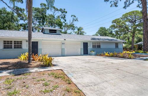 Central Sarasota Apartment | Dreamy Bay Apartment 2bed 1bath with full kitchen and laundry